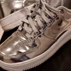 W Air Force 1 SP size 7 NEW- only one use. Chrome/metallic Silver-white